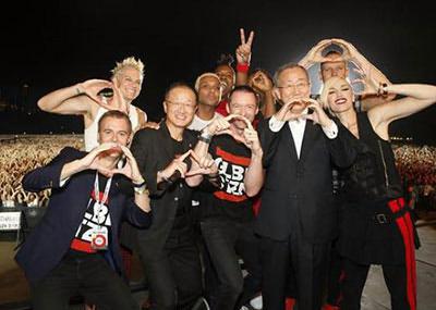 No Doubt poses with actor Hugh Jackman, Global Citizen Project cofounder Hugh Evans, Ban Ki-Moon, the secretary-general of the United Nations, and Jim Young Kim, president of the World Bank.